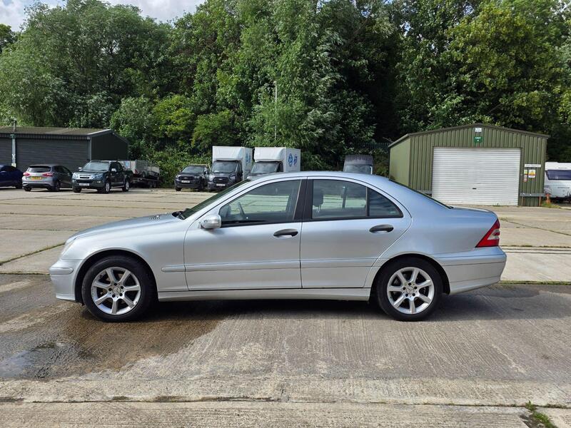 2006 Mercedes-Benz C Class 1.8 C180 Kompressor Classic SE Saloon 4dr Petrol Automatic (193 g/km, 143 bhp) interior or exterior view